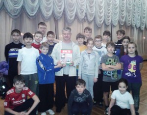 Артём Марченко с воспитанниками клуба УДЭ и книгой Военно-стратегическая игра Го